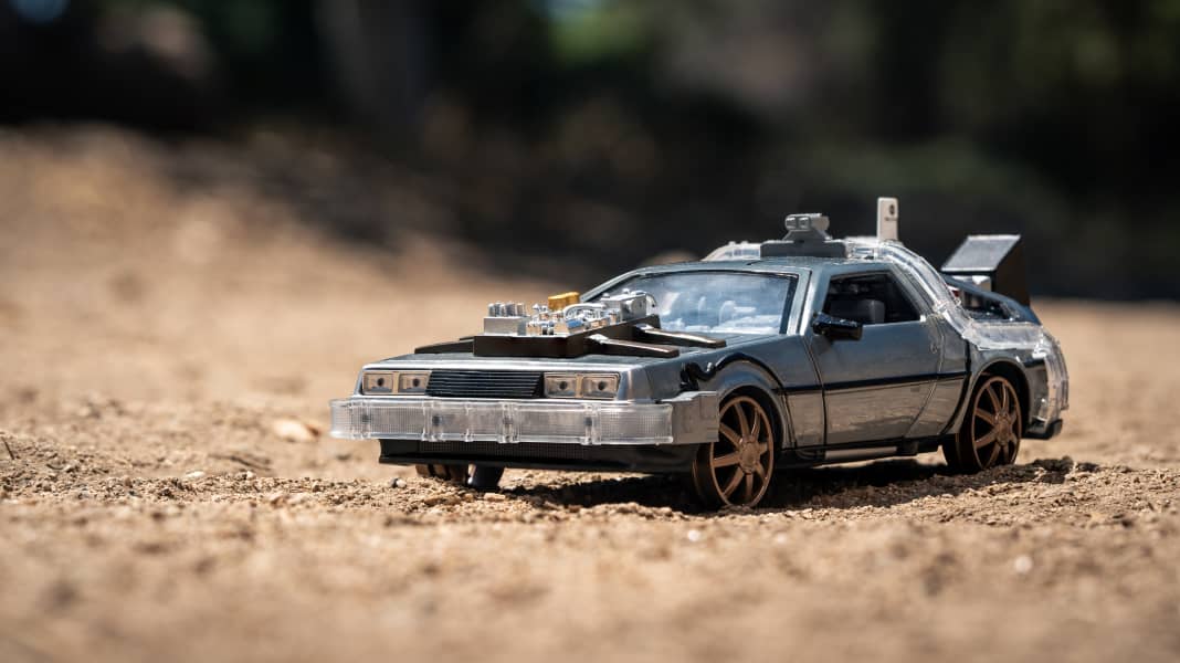 Bei Jada kann der DeLorean in 1:24 auf Schienen fahren