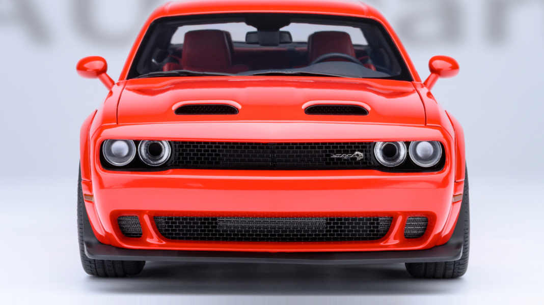 Beim Dodge Challenger SRT von Autoart in 1:18 ist nicht nur die Farbe schrill