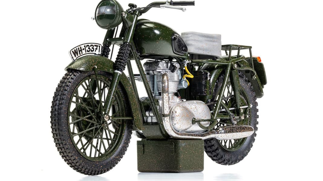 Das Film-Bike von Corgi in 1:12, die “Escape”-Triumph, wird dreckig