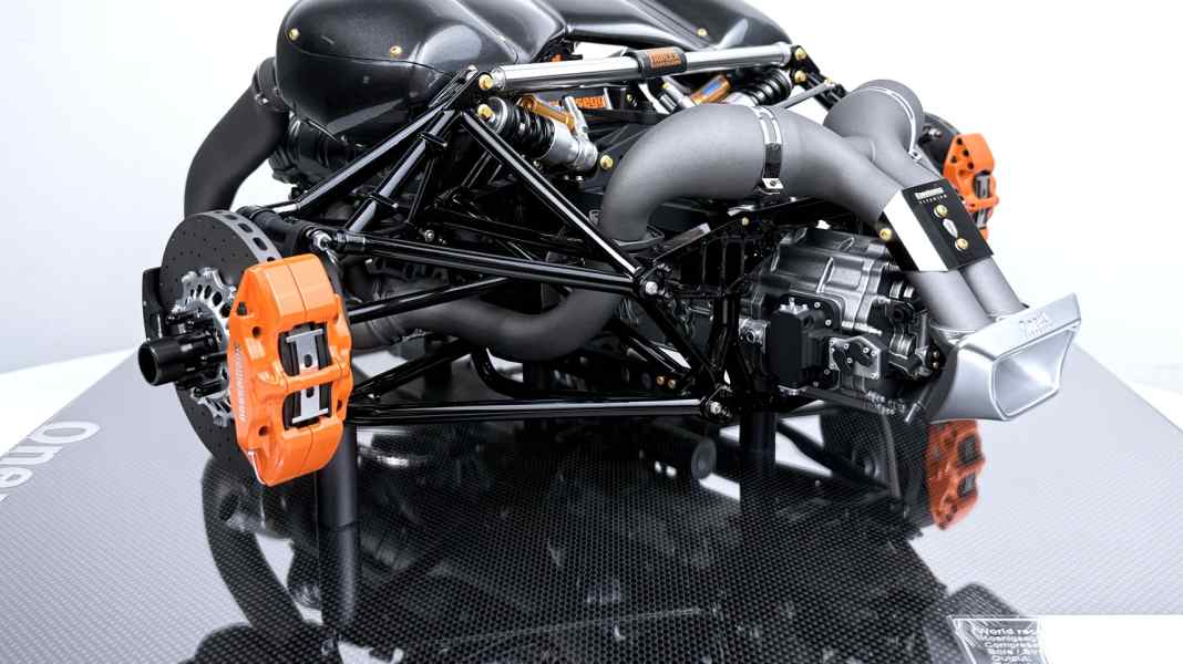 Fronti-Art baut den 1360-PS-V8 des Koenigsegg One:1 in 1:4