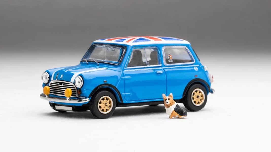 Austin Mini 1000 als Diecasttalk-Sondermodell rollt in 1:64 an – mit Hund!