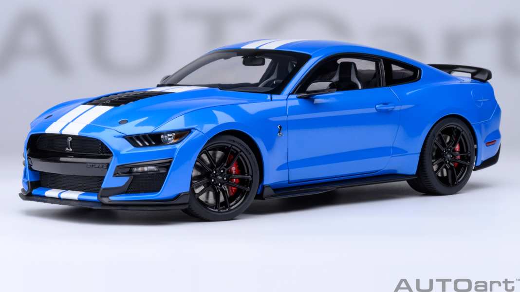 Grabber Blue steht dem Mustang GT 500 von Autoart in 1:18 ausgezeichnet