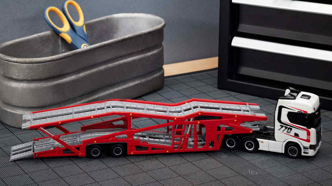 Hot Wheels zeigt Autotransporter auf Scania-Basis in 1:64
