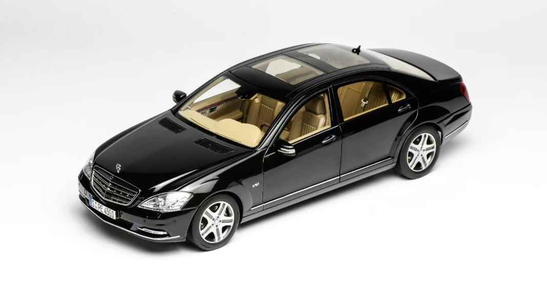 Motorhelix liefert luxuriösen Mercedes-600er in dezentem Schwarz und 1:18