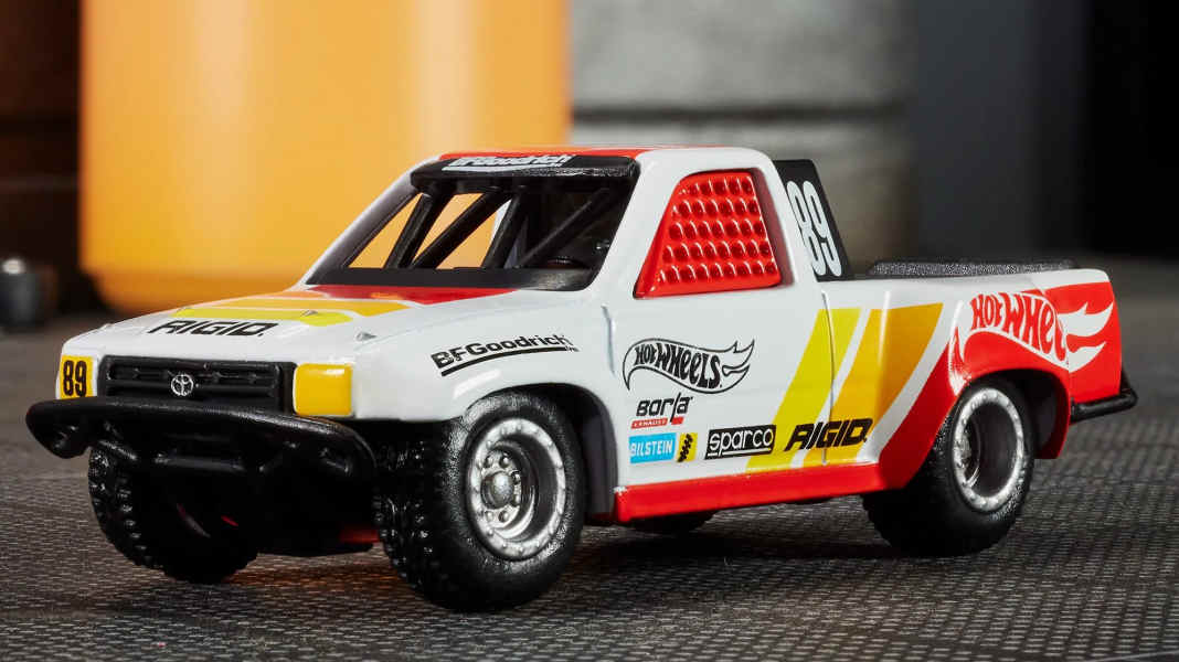 Hot Wheels bringt den Toyota Hilux für die großen Sprünge in 1:64