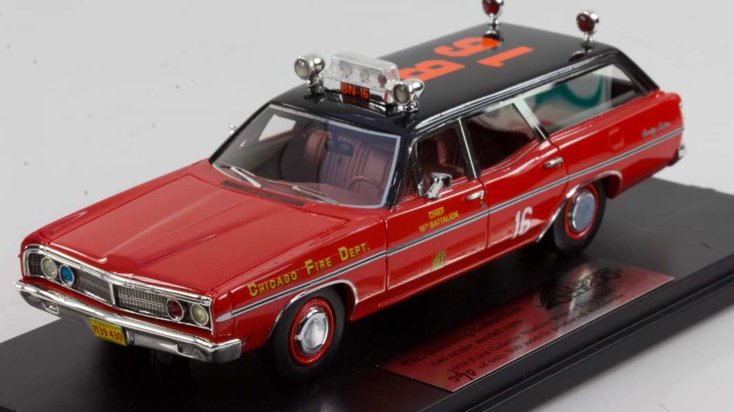 Goldvarg fährt auf Ford-Straßenkreuzer in der Farbe Rot in 1:43 ab