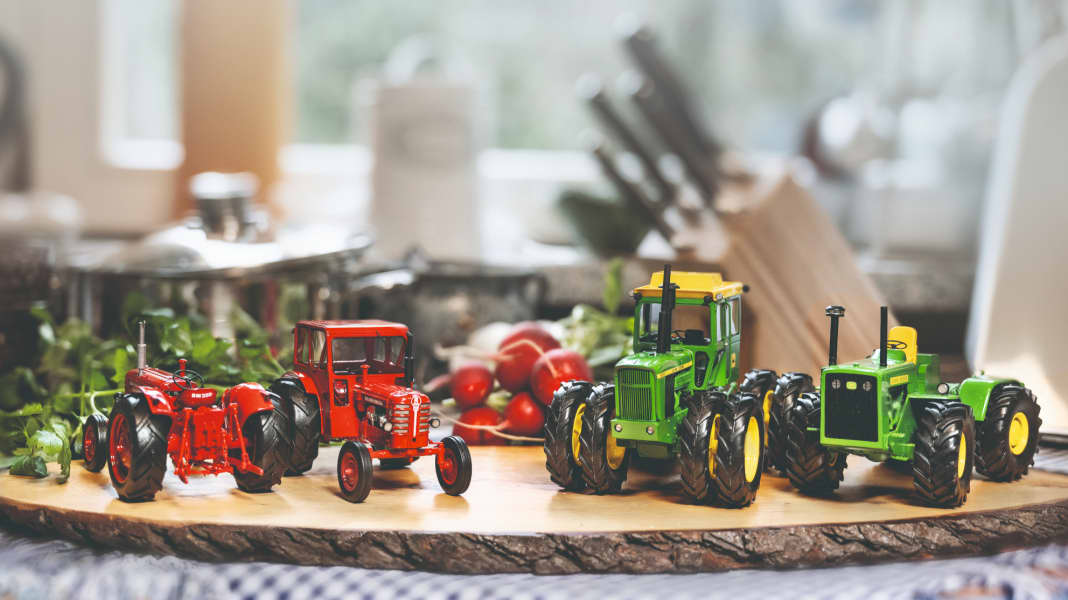 SAMMELN: Vier neue Traktoren von Schuco in 1:32 - Vier Rot-Grüne