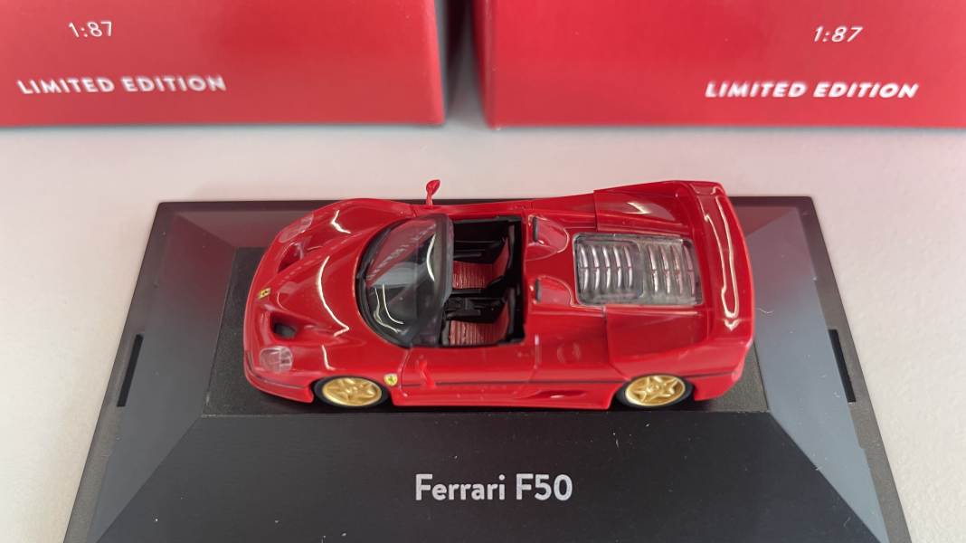 Wir lösen das Ferrari-Rätsel auf: Beim NAM parken neue Herpa-F50 in 1:87