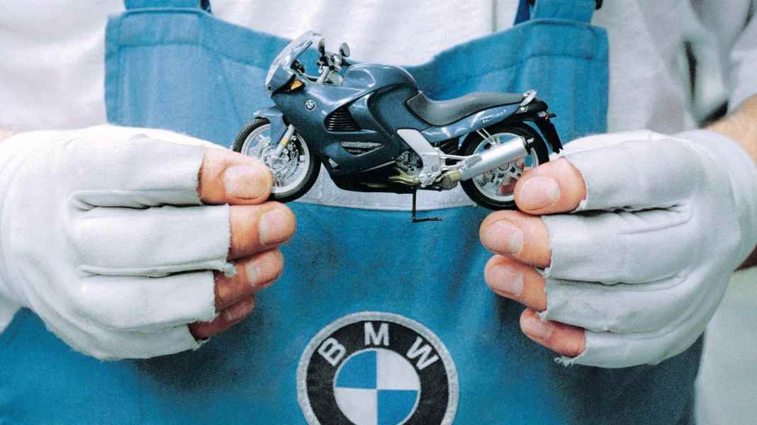 BMW K 1200 RS in 1:18 von Minichamps: Tatort Berlin