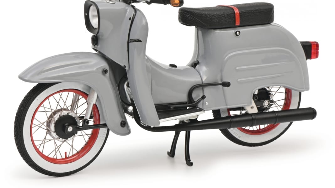 Schuco rollt seine aufgebrezelte Simson Schwalbe in 1:10 zu den Fans