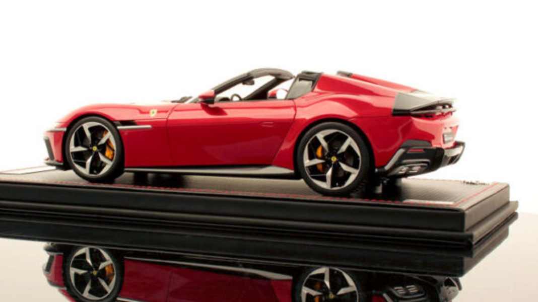 12Cilindri Spider erstrahlt in Rosso Imola bei MR Collection in 1:18