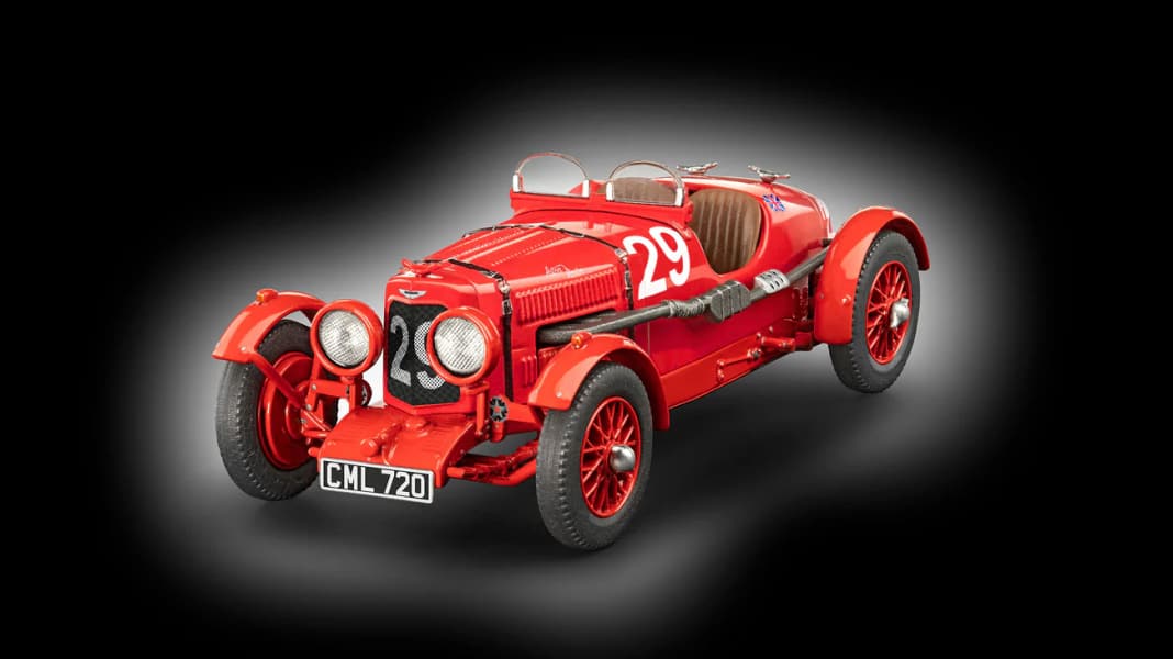 Revell schiebt die britische Rennlegende Aston Martin Ulster in 1:32 wieder aus der Box