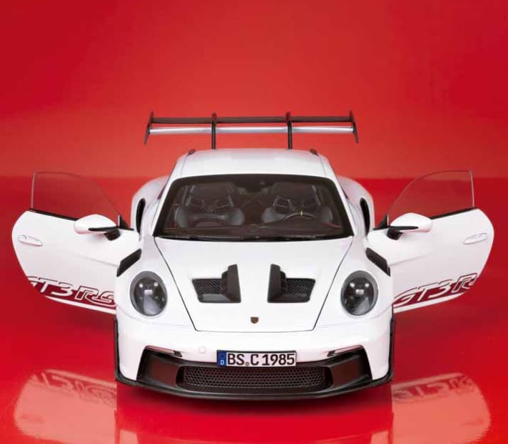 Türen und Fronthaube sind beweglich, die Passungen und Spaltmaße exzellent. Sogar die Schlaufe als Türöffner ist an Bord.