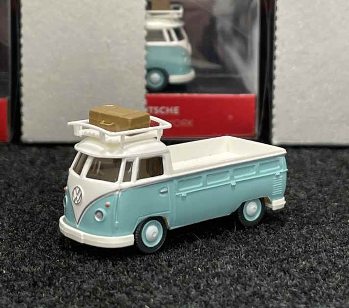 In der resedagrün-cremefarbenen Zweifarbenlackierung wirkt der VW T1 Pritsche ein bisschen wie im Sonntagsanzug vorgefahren. Das Wiking-Modelle überrascht auch mit dem Dachgepäckträger ] Foto: Werk
