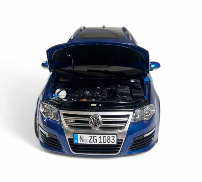 Große Klappe und was dahinter: NZG bringt in 1:18 den Volkswagen Passat Variant als R36 von 2008 und setzt nicht nur beim Motor sehr überzeugende Details ] Foto: Werk