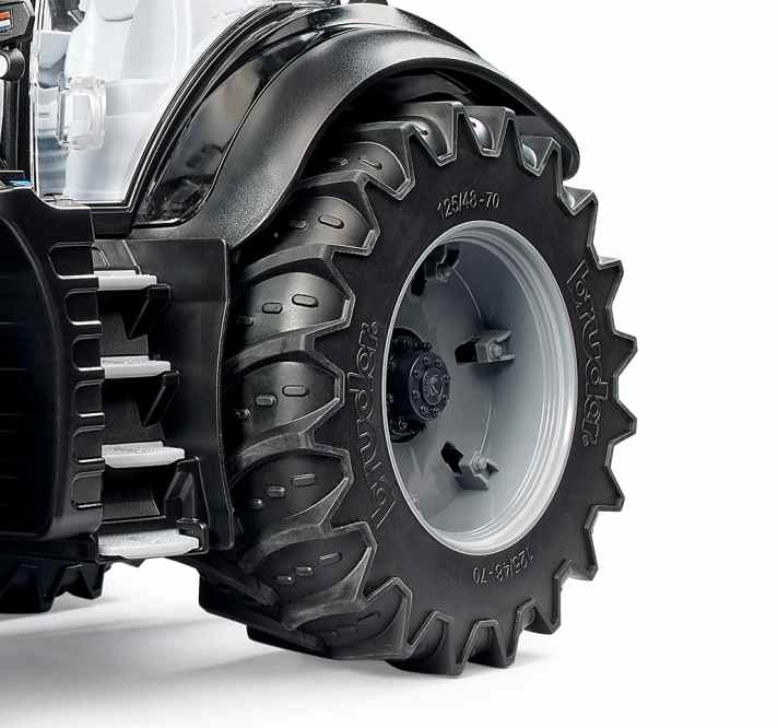 Dieses Rad ist zunächst einmal ein unübersehbar stattliches. Das Vorbild hat vier Räder in zwei unterschiedlichen Größen. Das Modell kommt im Maßstab 1:16, wird in Deutschland gebaut und hat einen extrem hohen Spielwert. ] Foto: Werk