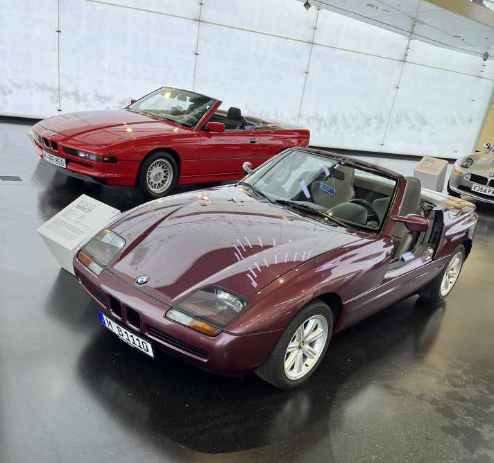 Es dreht sich in dieser Titelgeschichte zumindest bei einem der Kandidaten auch um das Thema offene Autos, wie hier der BMW Z1 und der BMW 850i als Cabriolet. ] Foto: Hell Sinki
