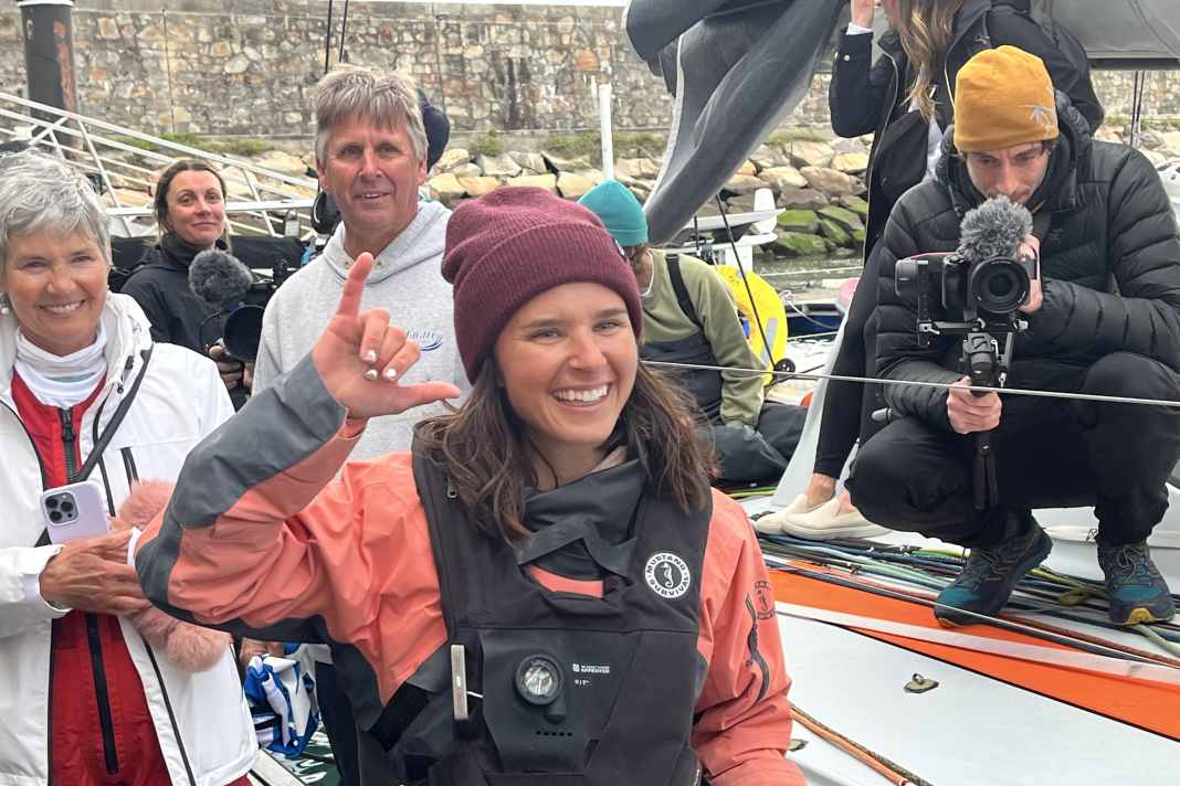 Das Siegerlächeln steht ihr: Cole Brauer nach ihrer Zielankunft bei der Global Solo Challenge