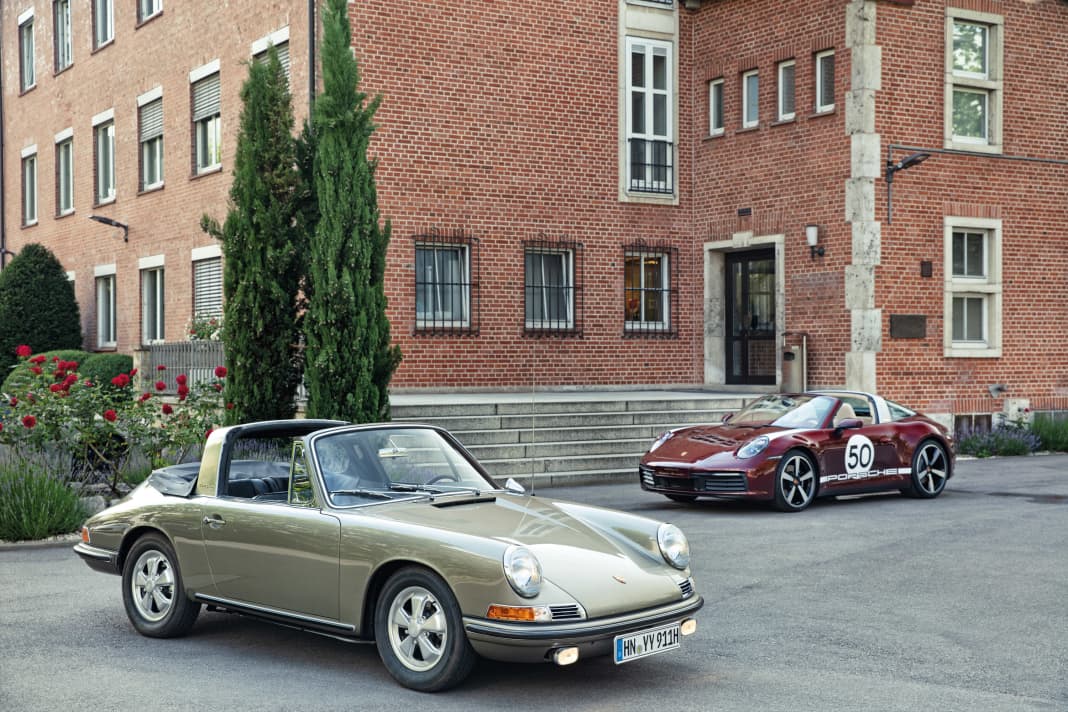 Zurück zu den Wurzeln: 53 Jahre liegen zwischen diesen beiden Modellen des Porsche Targa. Ein Aufeinandertreffen des 911 S Targa mit dem 911 Targa 4S Heritage Design Edition vor dem historischen Backsteingebäude des Werks 1 in Zuffenhausen.