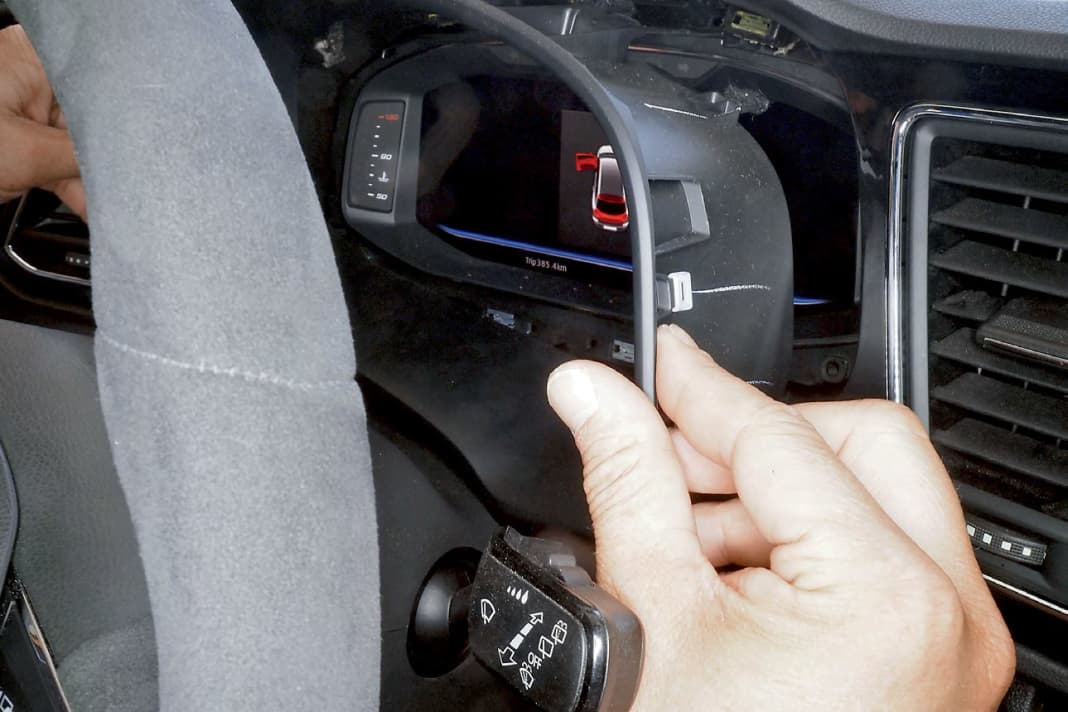 Blende rund um das Kombiinstrument mit Nylon-Werkzeug ausclipsen