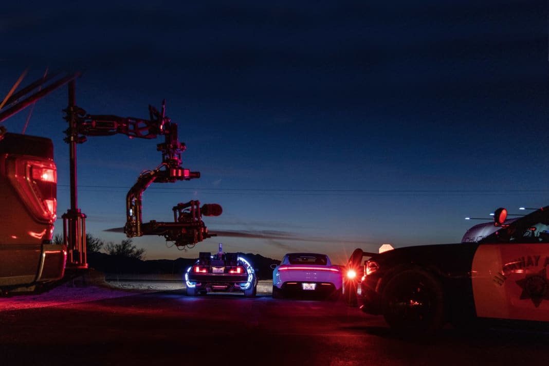 Zurück aus der Zukunft: In einem coolen US-Spot begegnet der Porsche Taycan dem mit Biomüll angetriebenen DeLorean von Doc Brown. Beide Modelle sind stark genug für den Sprung in eine neue Zeit.