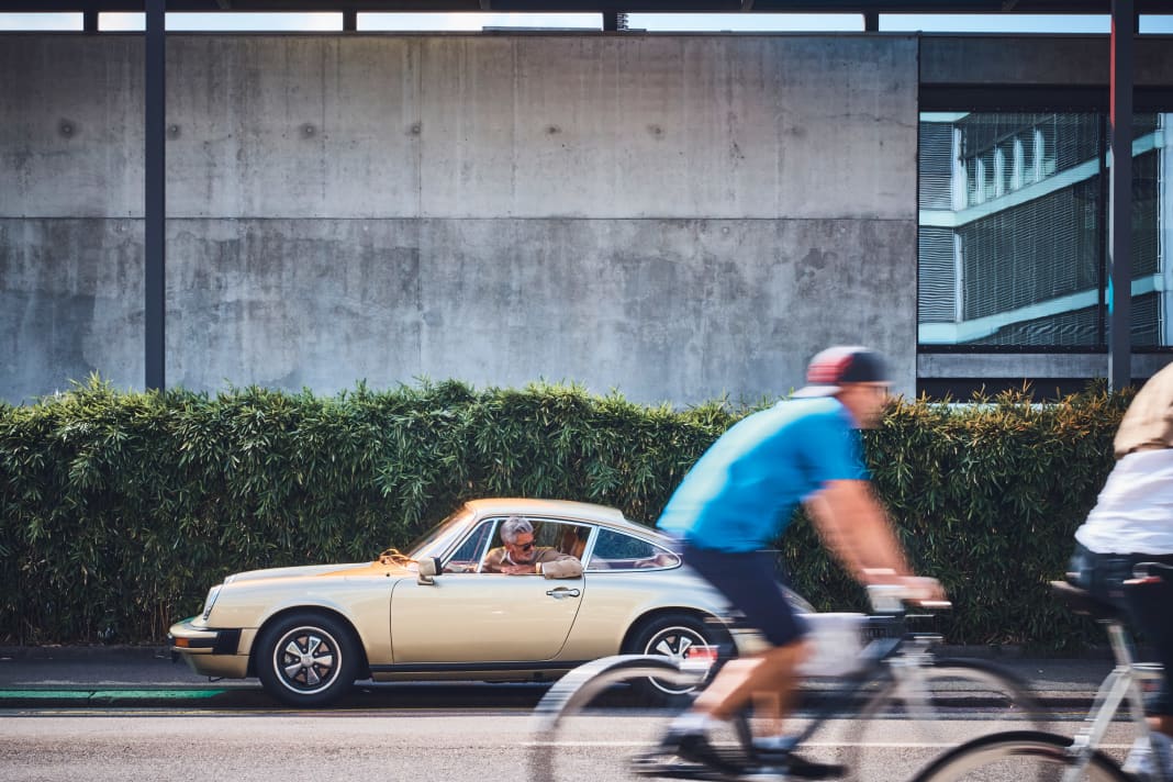 Auch wenn auf diesem Foto die Radler betont uninteressiert vorbeirauschen – das ist selten. Alfredo Häberli und sein Porsche sind eine Attraktion auf den Straßen Zürichs.
