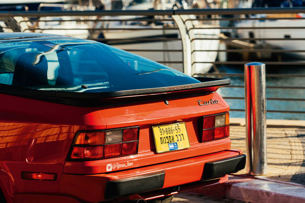 Instagram statt Instamatic: Die Achtziger hat der Besitzer dieses 944 nicht miterlebt. Damals gab es schließlich kein Instagram, um ihn ins rechte Licht zu rücken. Heute verweist das Logo am Heck auf den Channel.