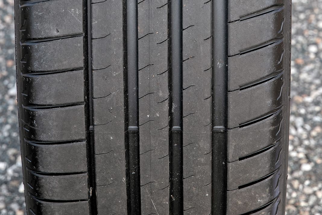 Bridgestone Potenza Sport: Den Platz auf dem virtuellen Siegertreppchen hat sich der Potenza nach Punkten erkämpft, und das letztendlich verdient. Gerade in den wichtigen Fahrsicherheitskapiteln zeigt der in vielen Tests bewährte Bridgestone rundum gute bis sehr gute Leistungen. Aquaplaning quer, Rollwiderstand und das Komfort-/Geräusch-Kapitel lassen noch Luft nach oben, was versierte Sportfahrer aber noch am ehesten verschmerzen können. Preis: ca. 154 Euro