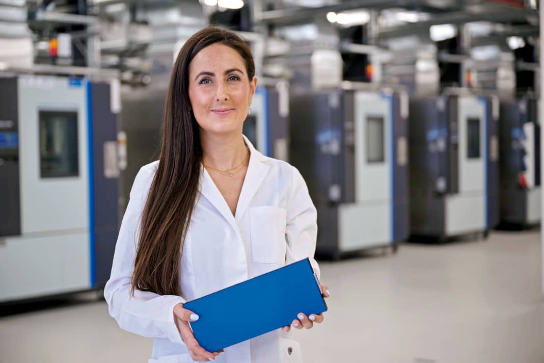 Luna Yzaguirre Sanchez, Leiterin der Batteriezellentwicklung bei Volkswagen, mit einer der zukünftigen Einheitszellen, die 80 Prozent aller Konzernmodelle antreiben sollen