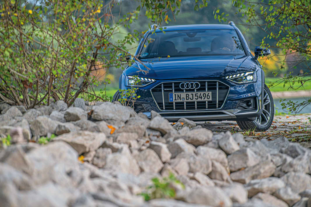Die wuchtige, sportliche Front des A4 Allroad mit ihrem alufarbenen Unterfahrschutz signalisiert auch seine Leidensfähigkeit im leichten Gelände