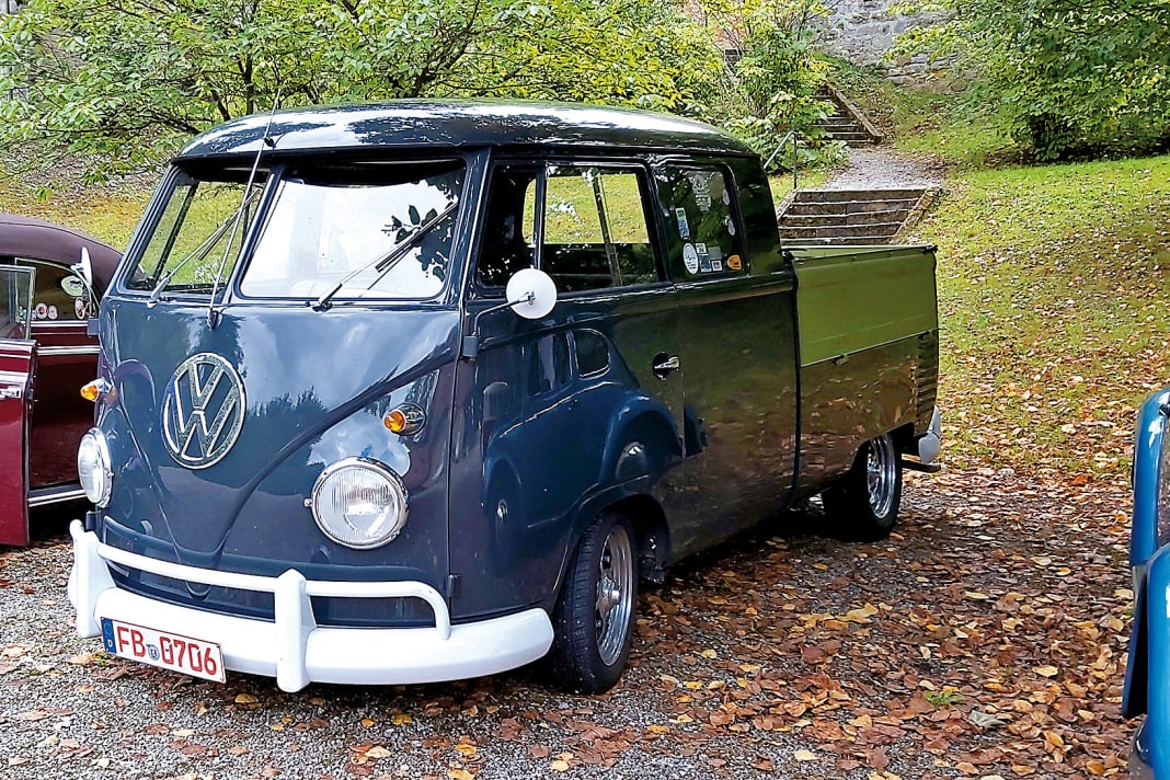 Kein Käfer und nach August 1957 gebaut – doch die rare T1 Doppelkabine mit leichter Tieferlegung und auffälligen Sportfelgen war ein gern gesehener Gast