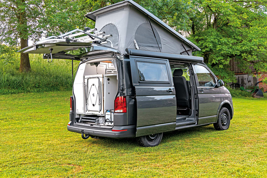 In Schwerin entstehen geräumige Camper nach ganz eigenem Zweiraumkonzept, geschlafen wird auf der Campmobil-Schlafsitzbank. Für Raum im Obergeschoss sorgt ein Aufstelldach von SCA, alternativ wird ein Polyroof-Hochdach verbaut