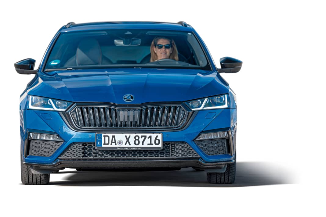 Die markante RS-Front sorgt mit mächtigen Lufteinlässen und auffälligen LEDSpots für Überholprestige. Matrix- LED-Scheinwerfer sind Serie