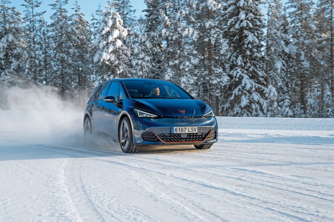 Gerade auf einer leicht festgefahrenen Schneedecke entwickeln Winterreifen einen erstaunlichen Grip