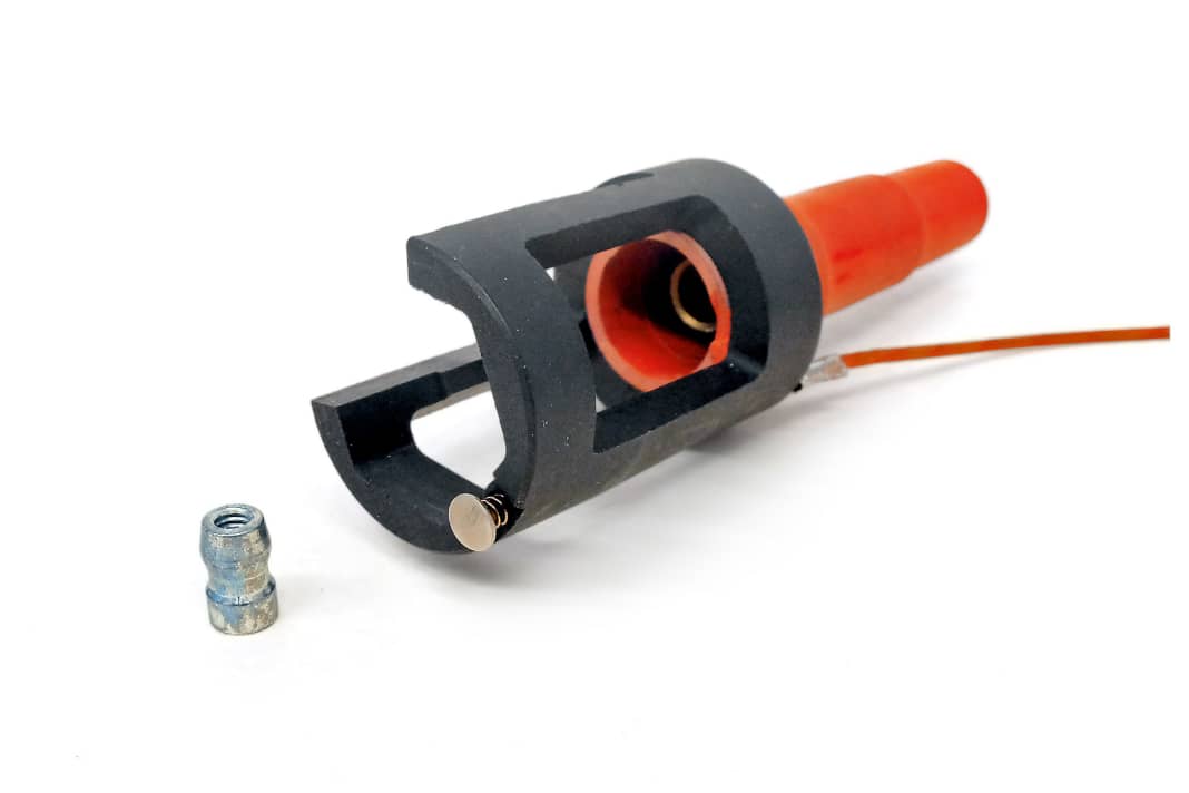 Der Sensor ist federnd im Zündkerzenstecker gelagert, misst direkt am Kopf.