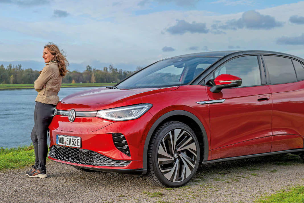 Der Volkswagen ID.5 GTX ist ein stattlicher Wagen, wie der Größenvergleich unschwer erkennen lässt. Das schicke E-SUVCoupé verwöhnt mit viel Platz und besten Fahrleistungen