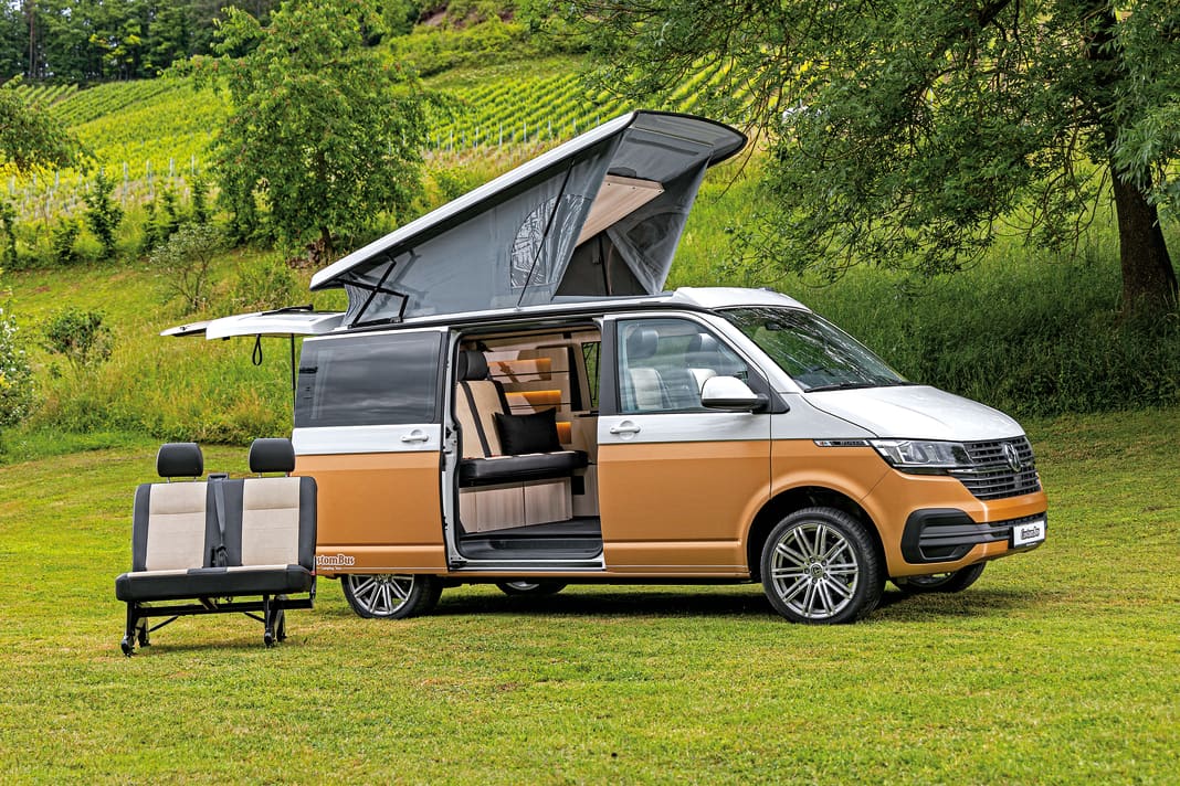 Der stylisch designte Custom-Bus Purist startet ab 88.800 Euro, weitere Modelle wie der coole „Streifenwagen“ sind ebenfalls im Programm. Optional passt noch die Zweierbank in den Purist, falls Freunde mit auf die Reise gehen