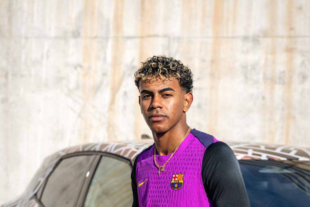 Superstar Lamine Yamal am noch getarnten CUPRA Raval