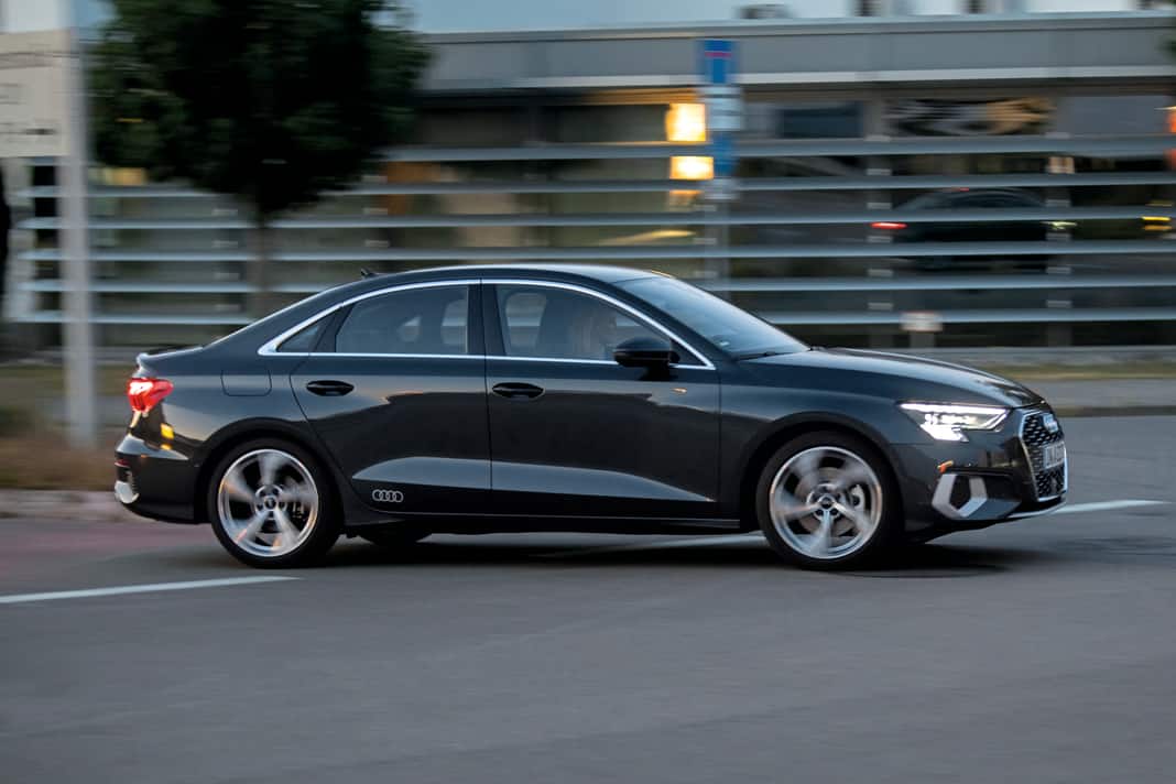 Die coupéhaft abfallende Dachlinie und der fließende Übergang in den kurzen Heckdeckel machen die A3 Limo zum Hingucker. Fahrdynamisch präsentiert sie sich äußert agil und leichtfüßig