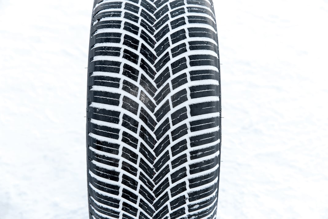 Bridgestone Weather Control A005 Evo: Der Allwetter-Reifen von Bridgestone ging mit einem satten Punktepolster aus der Sommerwertung in die nächste Runde. Speziell auf nassen Fahrbahnen zeigte der WeatherControl, dass seine Entwickler sehr ausgetüftelte Laufflächenmischungen auf die Straße bringen können. Auf Schnee gibt er sich nun ein wenig spröde, kann beim Bremsen, Anfahren und speziell beim Handling auf Schnee nicht ganz an die Besten heranreichen. Mit diesen leichten Abstrichen ist er dennoch in der Schlussbilanz ein rundum empfehlenswerter Reifen für diejenigen, die auf einen Ganzjahres-Reifen wechseln möchten. Preis: ca. 130 Euro