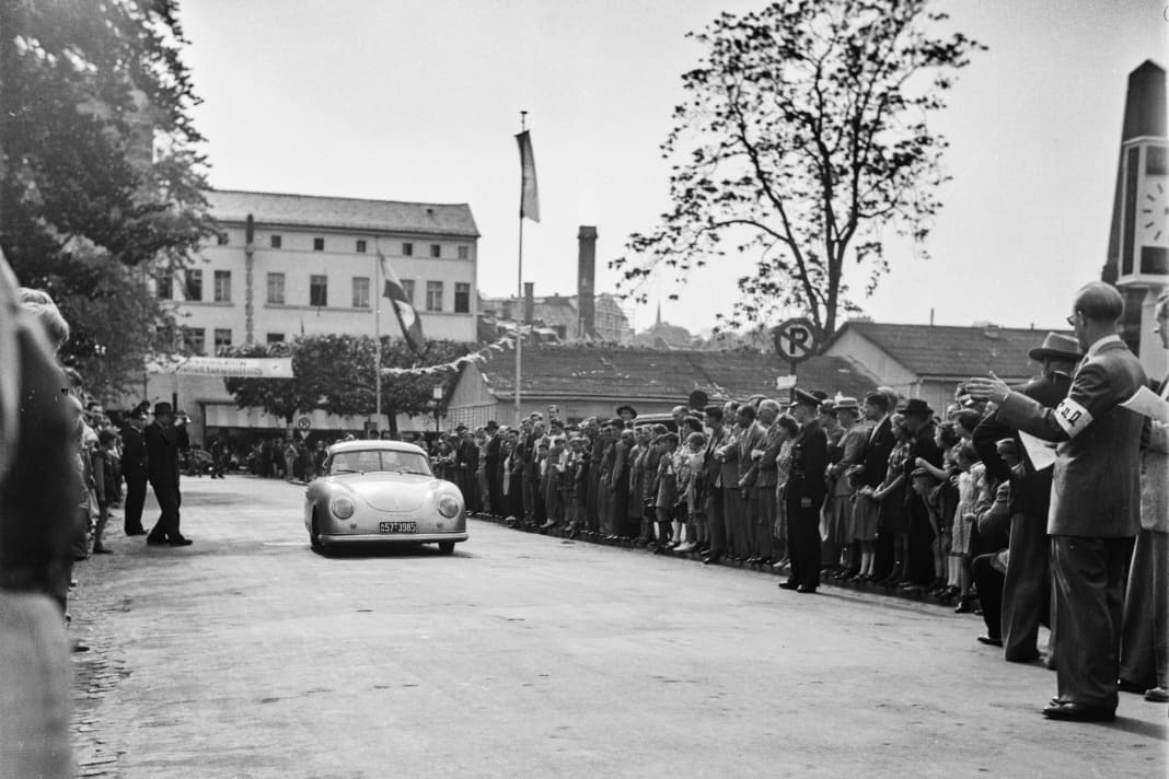 Im Wiesbadener Kurpark endet im Mai 1951 das erste Langstreckenrennen in Deutschland nach dem Zweiten Weltkrieg. Der Publikumsandrang am Ziel ist groß, Motorsport gehört in jenen Jahren zu den größten Attraktionen.
