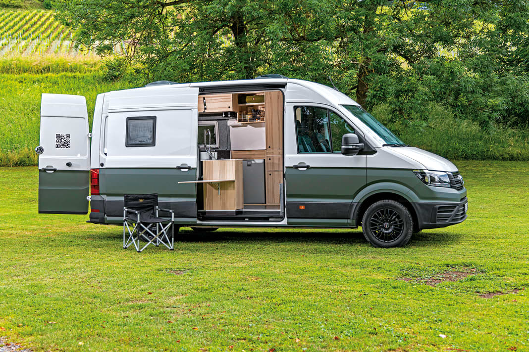 Eingang im Freiraum, mit wasserfestem Vorhang wird er zur Nasszelle. Das Wasser wird abgesaugt, das erlaubt das Wegklappen der Duschtasse