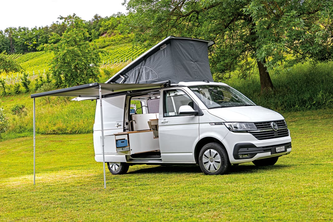Der Queensize Camper entsteht bei der renommierten Marke Hünerkopf, Küchenmodul, Kühlschrank und die mobile Gas-Kochbox sind gesetzt. Weiterhin sind ein Regalsystem mit Schwerlastauszug oder ein Waschmodul mit Toilette am Start