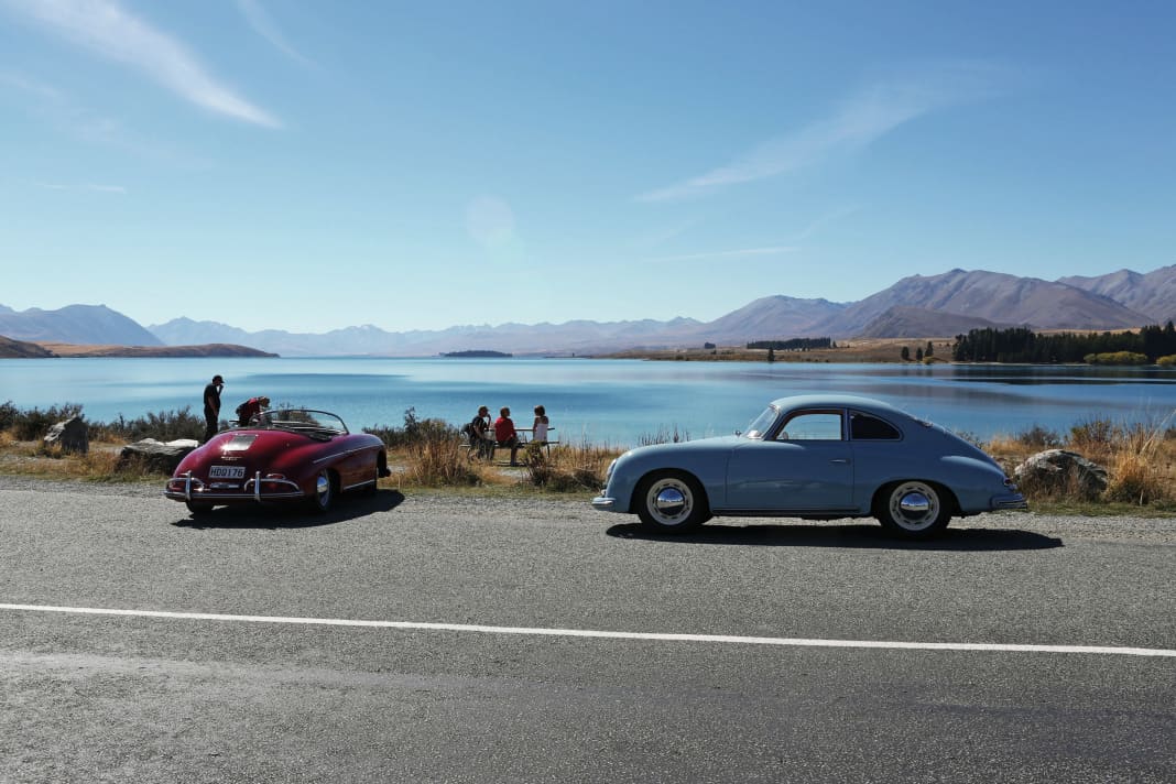 Idyll am See: Dieser Tag am Lake Tekapo auf Neuseelands Südinsel ist wie gemacht für das Meissenblau des 356 A Super Coupé.  Die 900 Kilometer Anreise von Auckland bereiten Paul Higgins kein Kopfzerbrechen. Sein Freund mit dem Speedster sieht das ähnlich.