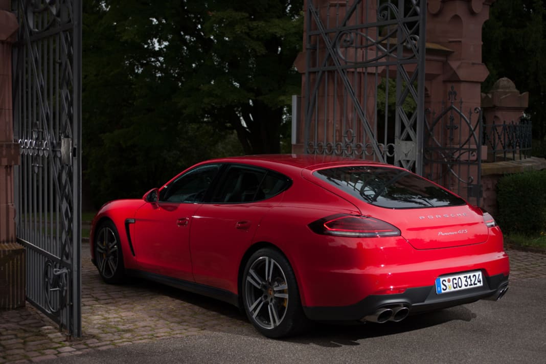Das gestraffte Heck verleiht dem karminroten GTS in Verbindung mit 20 Zoll-Rädern eine bestechende Optik