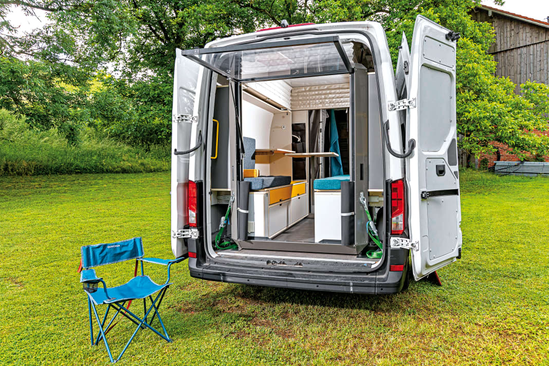 Vom Zweimeter-Bett über eine Wasserversorgung bis hin zum Duschmodul mit Trenntoilette bietet das Plugvan-System alle Campingfeatures. Und weil das Modul einfach ins Fahrzeug geschoben wird, lässt es sich auch in Leasingautos nutzen