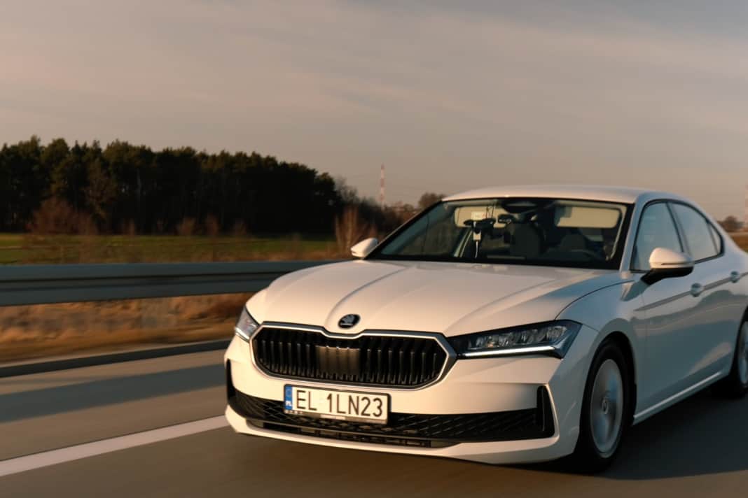 Rallye-Europameister Miko Marczyk stellt mit einem Škoda Superb einen Verbrauchsrekord auf: 2.831 Kilometer mit nur 2,61 Litern Diesel pro 100 km.