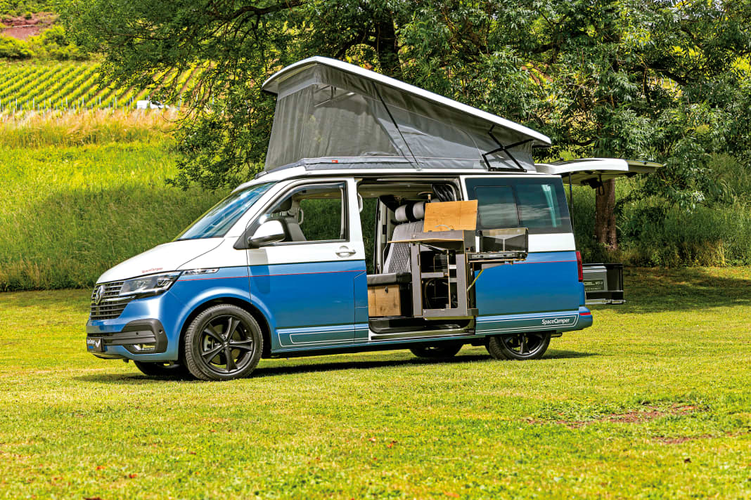 Spacecamper vertraut seit der Gründung 2005 auf Volkswagen. Aktuell entstehen die Modelle Light, Light Open, Classic und der hier zu sehende Classic Open auf Basis des Caravelle, während der Transporter zum Limited und Limited Open wird