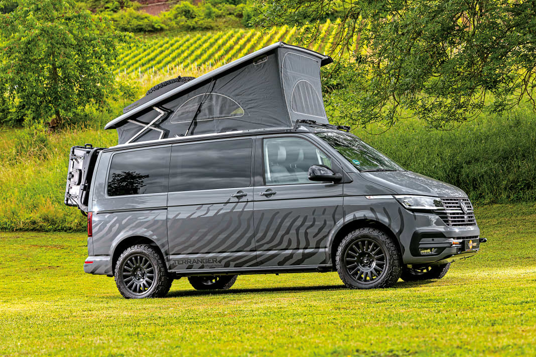 Auch bei Terranger weiß man um den Reiz feiner Modifikationen, unter anderem wird der Camper auf 3,5 Tonnen aufgelastet, der spezielle Dachträger fürs Cali-Schlafdach wirkt da fast zierlich. Die hier gezeigte Version liegt bei 110.000 Euro