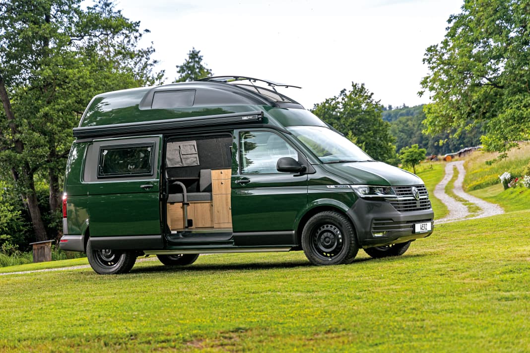 Werz Magnum 5.3: Premium-Camper auf Bulli-Basis mit großzügig-wohnlichem Ausbau zu 124.675 Euro. 204 PS, DSG, 4Motion, Differenzialsperre, Unterfahrschutz oder das Luftfahrwerk sorgen für Allradtalente, das Polyroof-Hochdach für Stauraum